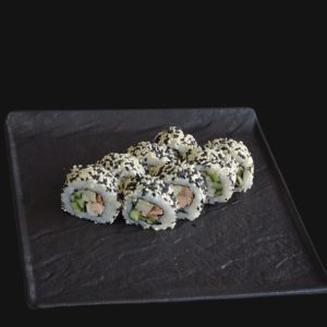 Калифорния с жареным лососем в кунжуте