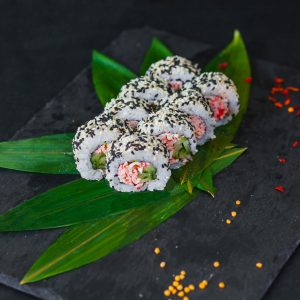 Калифорния с крабом в кунжуте