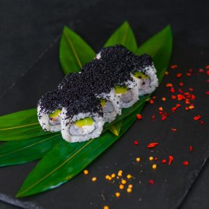 Калифорния с тигровой креветкой в икре