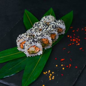 Калифорния с жаренным лососем в кунжуте