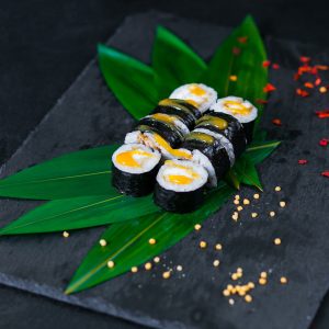 Маки с лососем темпура