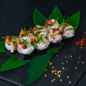 Ролл с мидиями и кальмаром