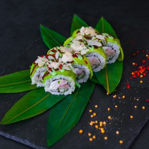 Зеленый дракон с угрем и креветкой